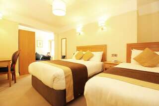 Отель Castle Hotel Дублин Семейный номер (для 2 взрослых и 1 ребенка)-2