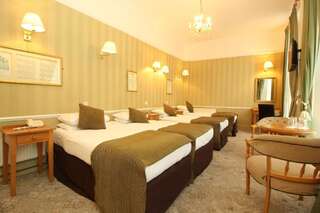 Отель Castle Hotel Дублин Четырехместный номер-1